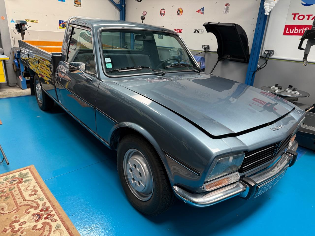 PEUGEOT 504 pick-up - 1989 LesAnciennes.com
