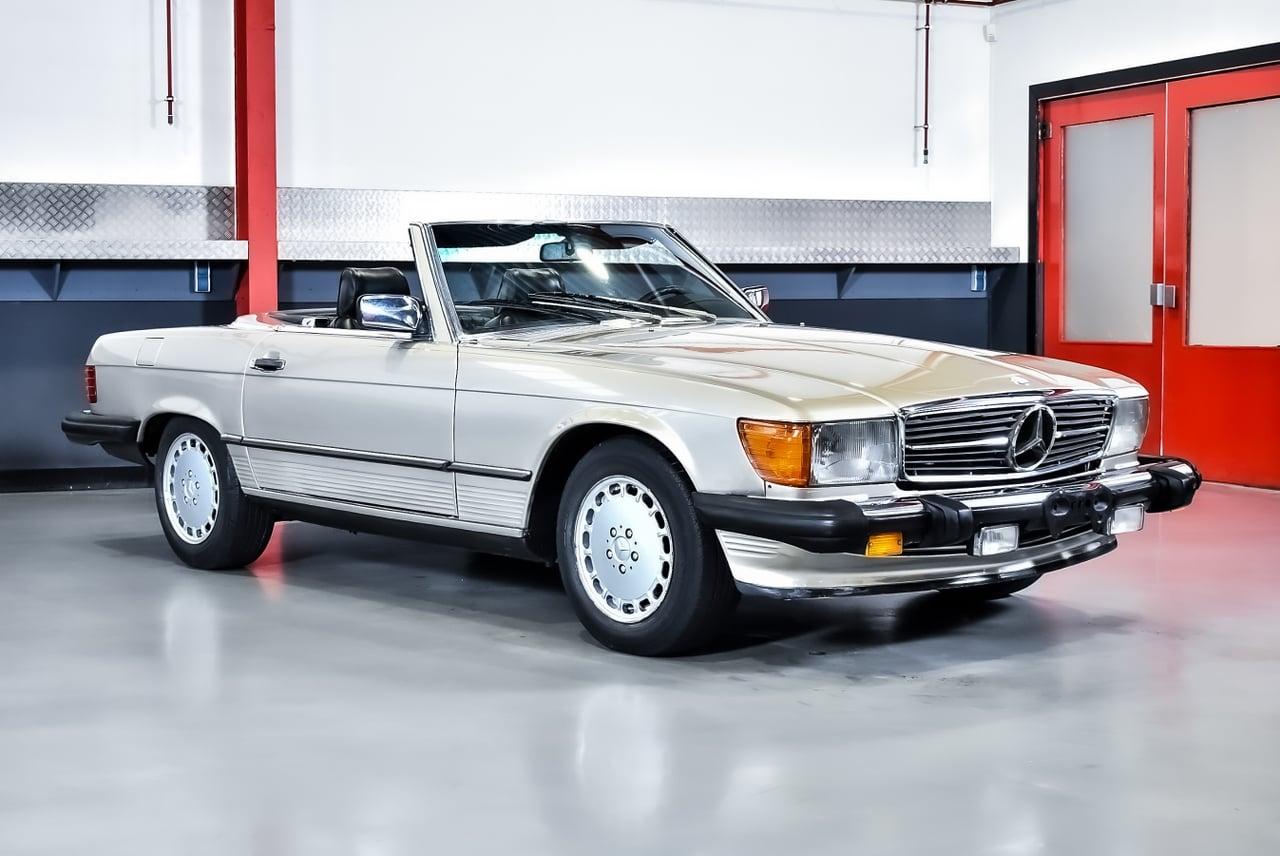 1986 Mercedes-Benz R107 560SL Convertible 5,6L V8 LesAnciennes.com