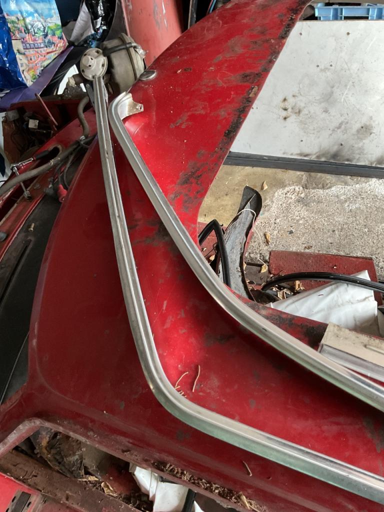 MG MGB Mgb gt jonc chrome de pavillon + arrière LesAnciennes.com