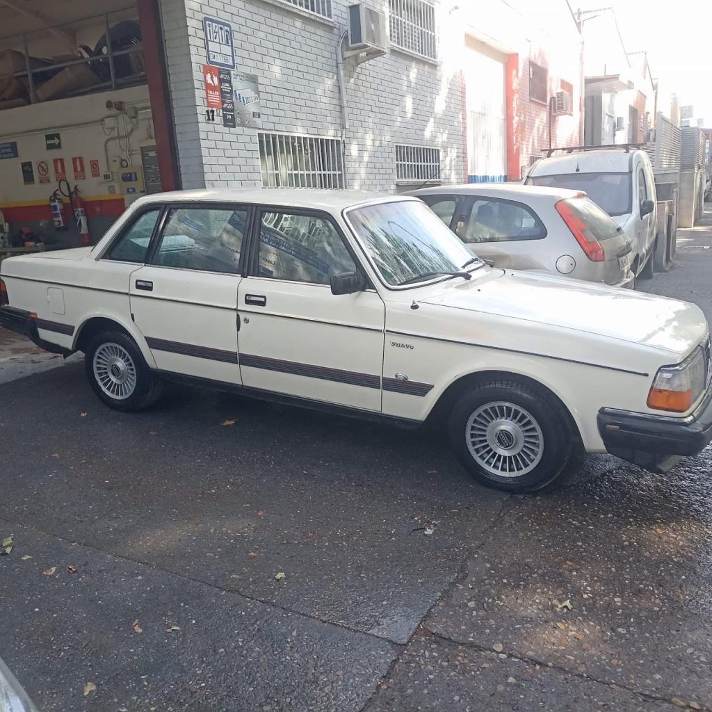 1983 Volvo 244 GL LesAnciennes.com