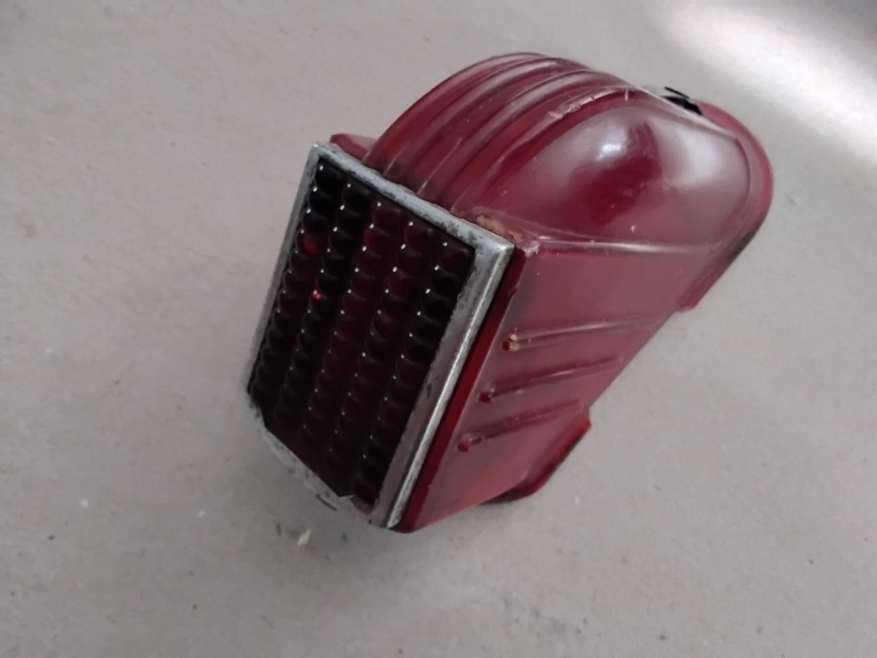 Feu ar Droit RENAULT 4CV LesAnciennes.com