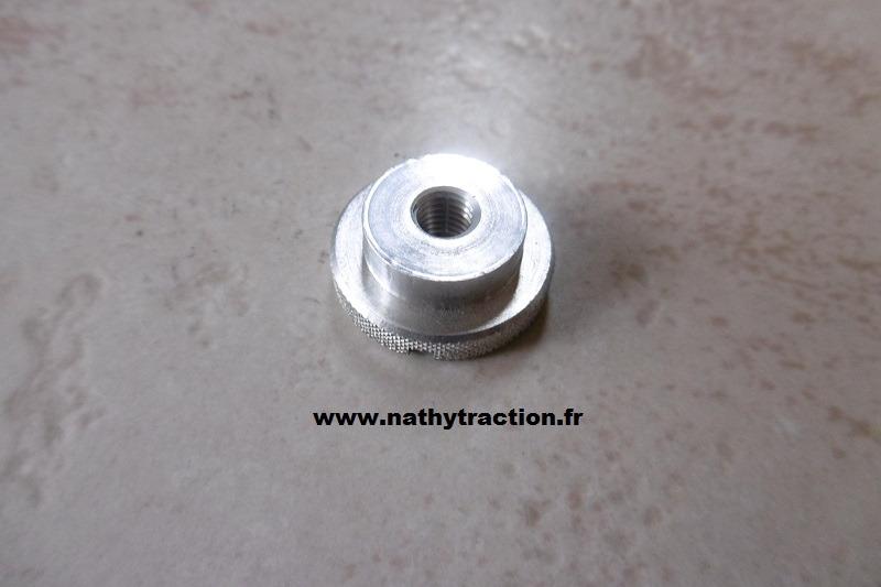 Un écrou de filtre à air 11PERFO TRACTION LesAnciennes.com