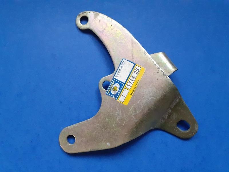 Support d'échappement PEUGEOT 504 Break LesAnciennes.com