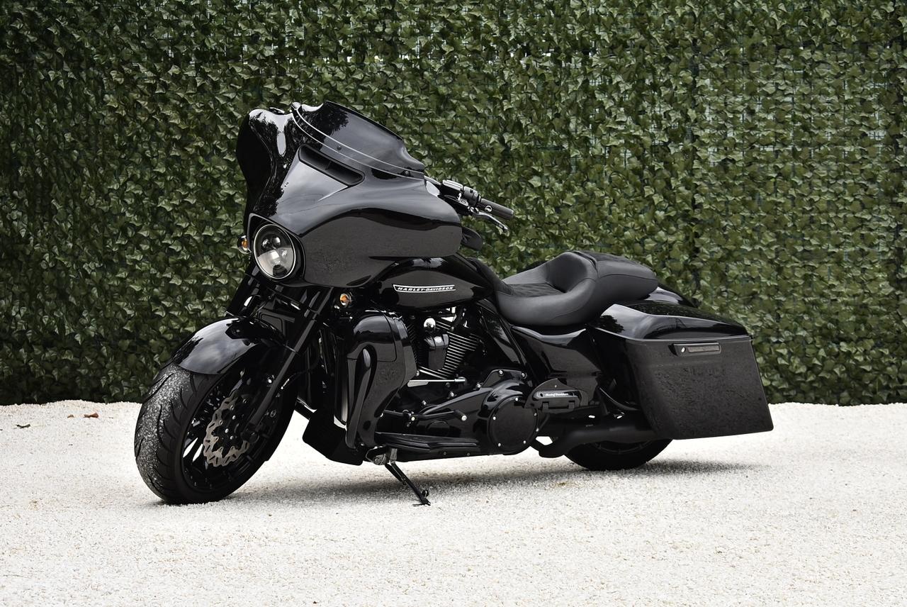 2018 Harley Davidson Street Glide FLXHS Motorcycle LesAnciennes.com