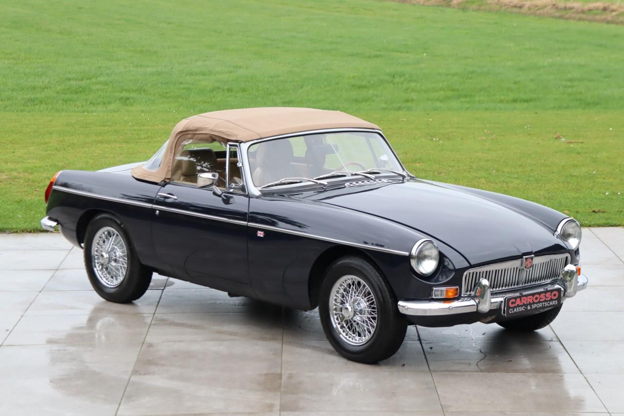 MG B Roadster - 1973 LesAnciennes.com