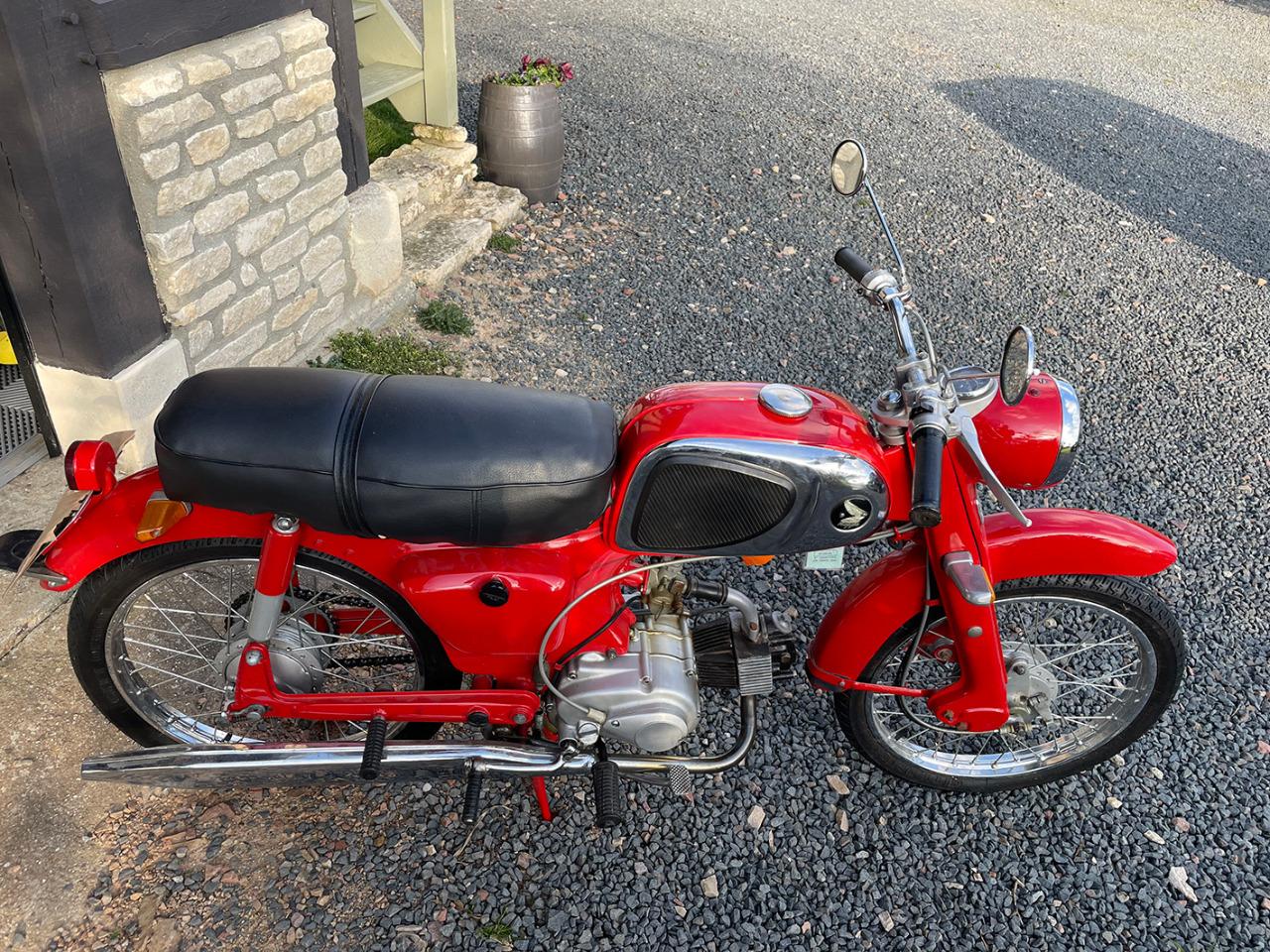 HONDA C110 - 1965 LesAnciennes.com