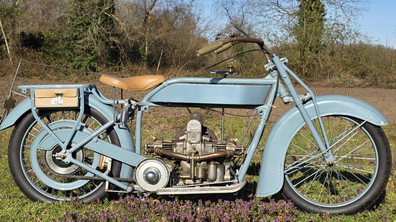 1925 Victoria KR3 500cc OHV boxer twin LesAnciennes.com