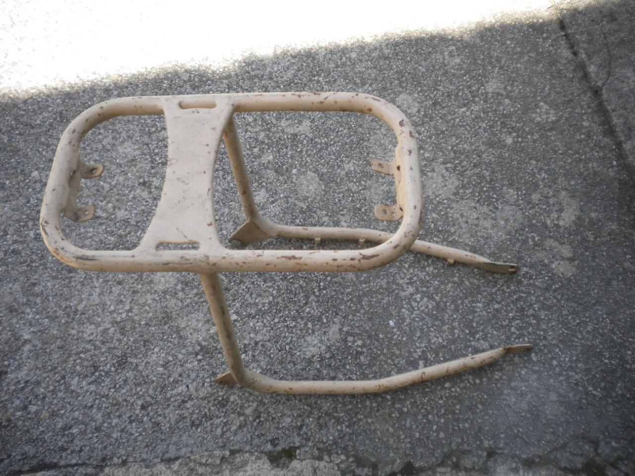 Pièces UN PORTE BAGAGES scooter moto ancienne LesAnciennes.com