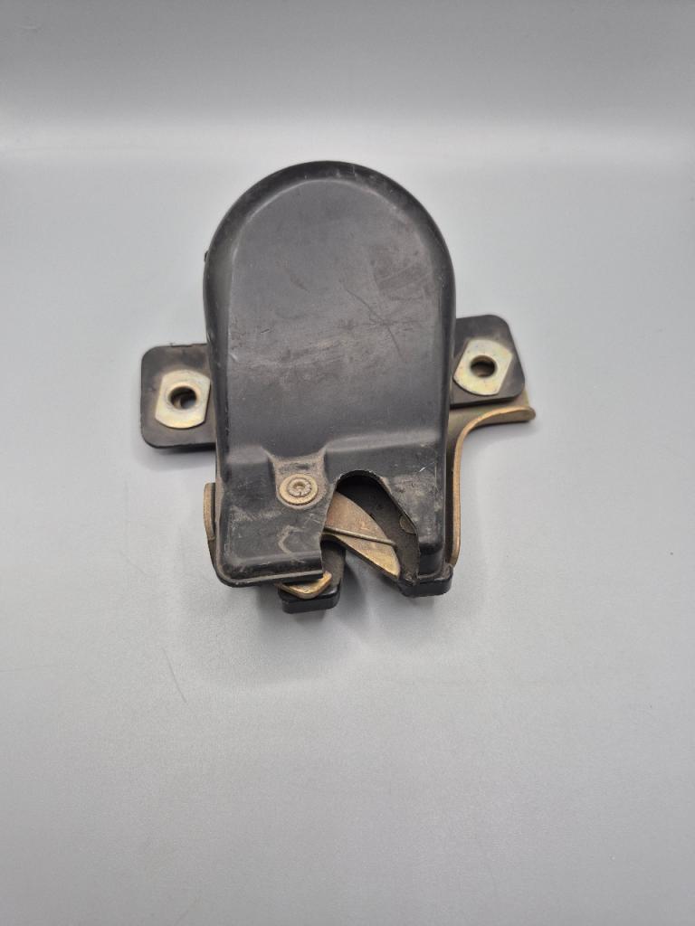Loquet de Coffre PEUGEOT 204 LesAnciennes.com