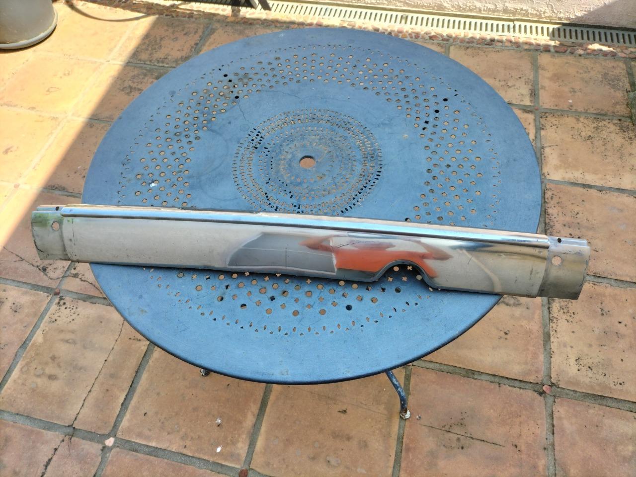 Pare choc arrière Peugeot 404 LesAnciennes.com