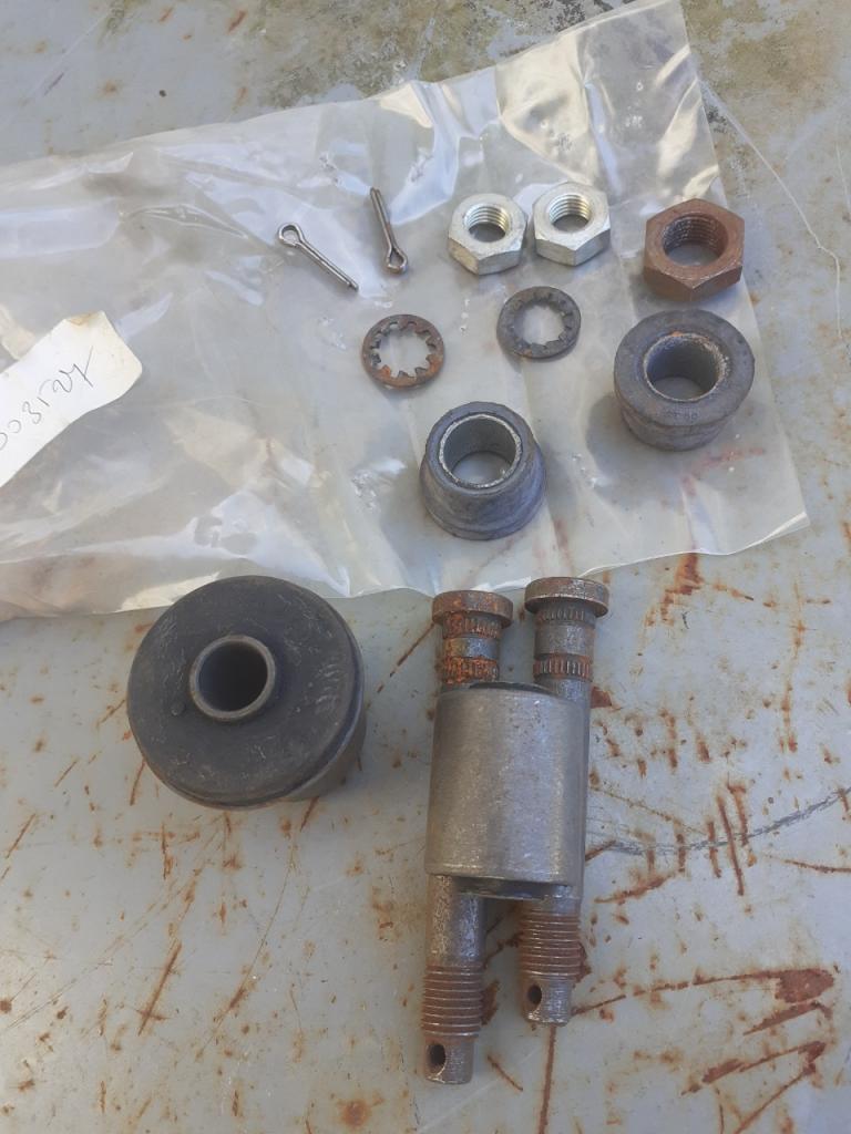 Silent bloc PEUGEOT 404 LesAnciennes.com