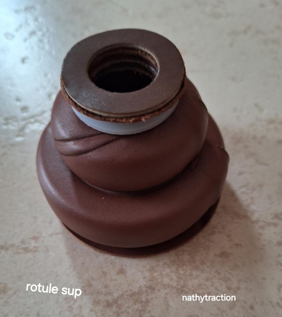 Une coupelle cuir rotule supérieure TRACTION LesAnciennes.com