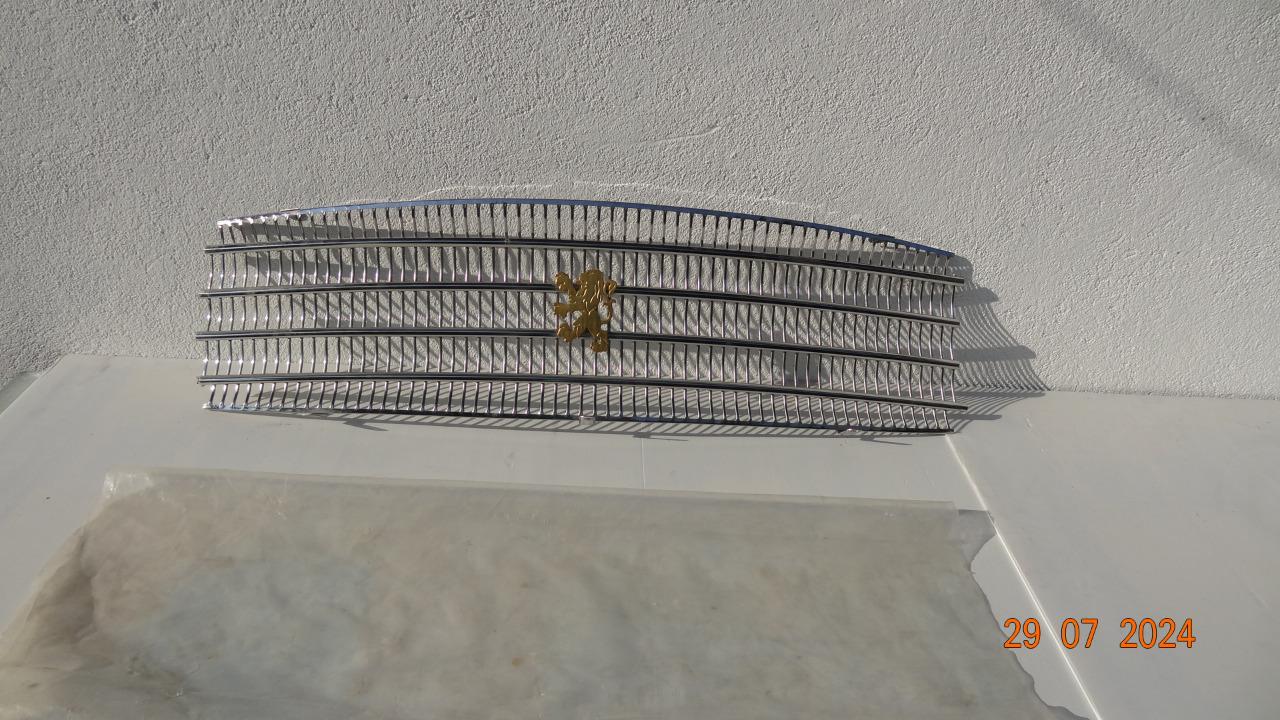 Calandre PEUGEOT 404 LesAnciennes.com