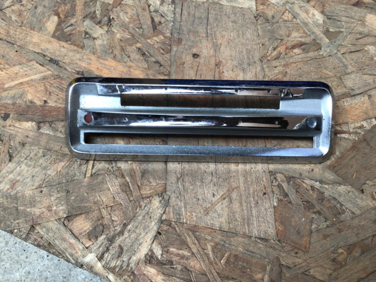 GRILLE CHROMÉE VENTILATION PEUGEOT 404 LesAnciennes.com