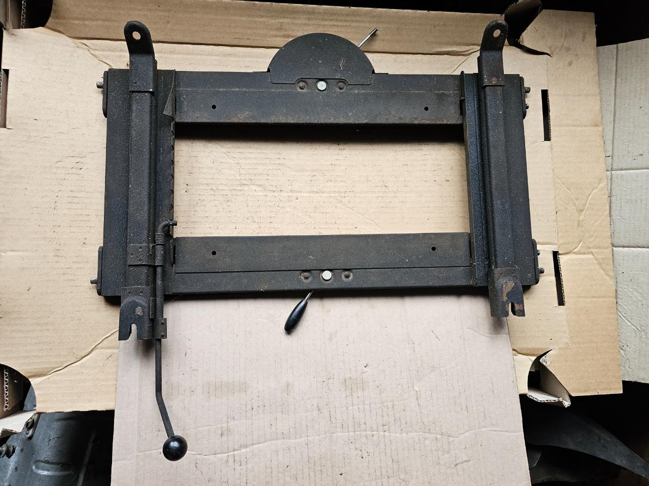 Glissiere CITROEN DS LesAnciennes.com