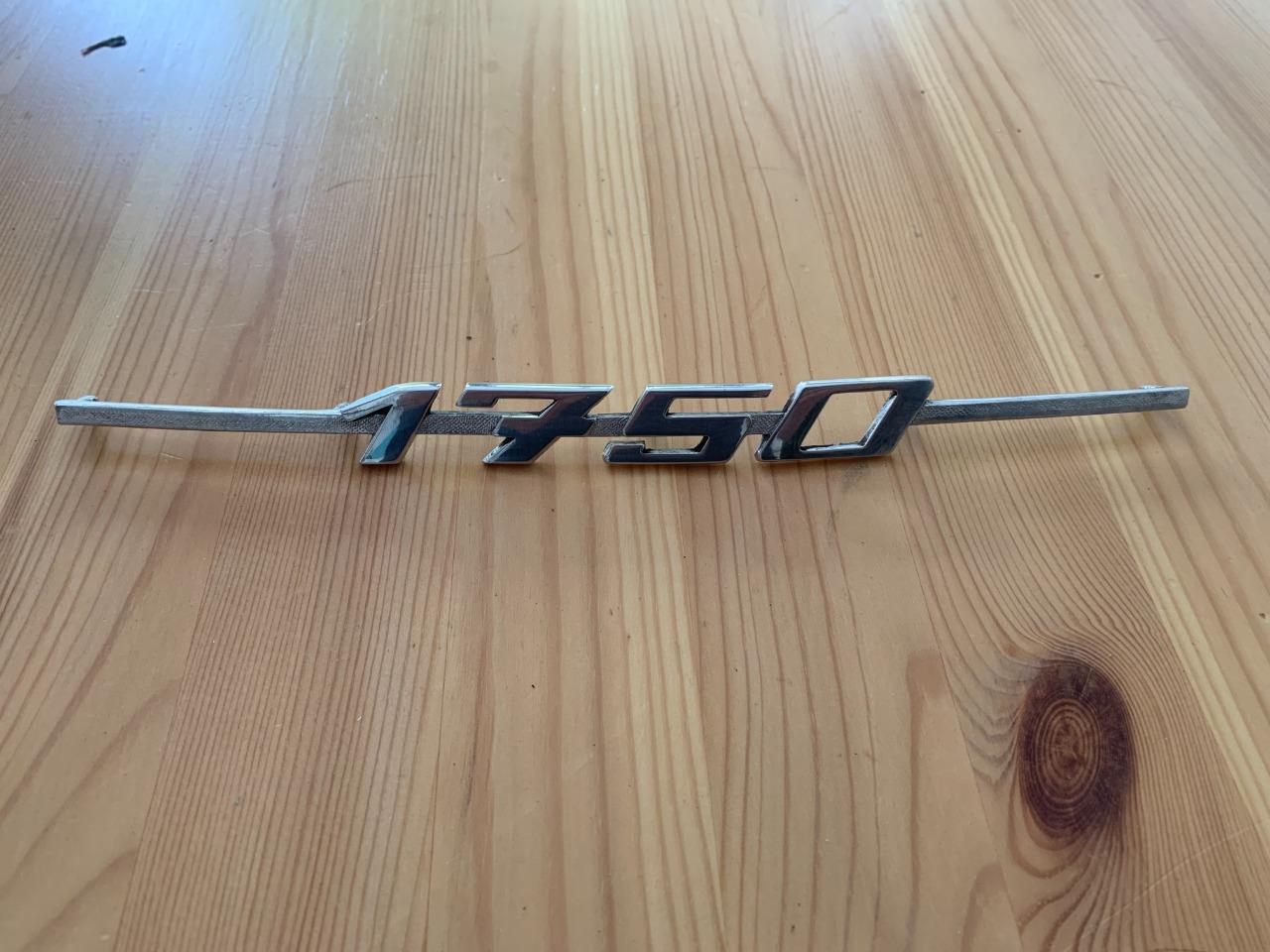 Badge ALFA ROMEO "1750" LesAnciennes.com