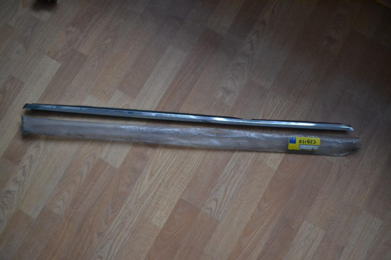 Lèche vitre intérieur AR DT PEUGEOT 504 BREAK LesAnciennes.com