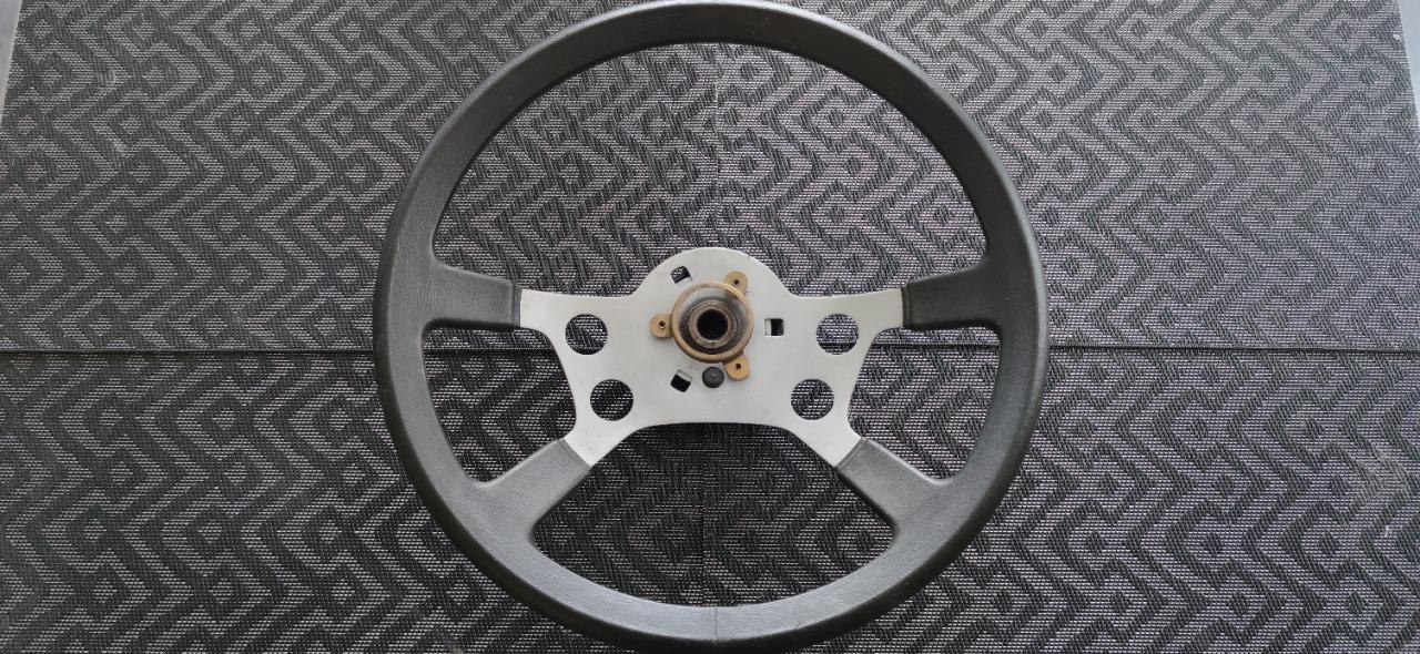 Volant de conduite FIAT X1/9 LesAnciennes.com
