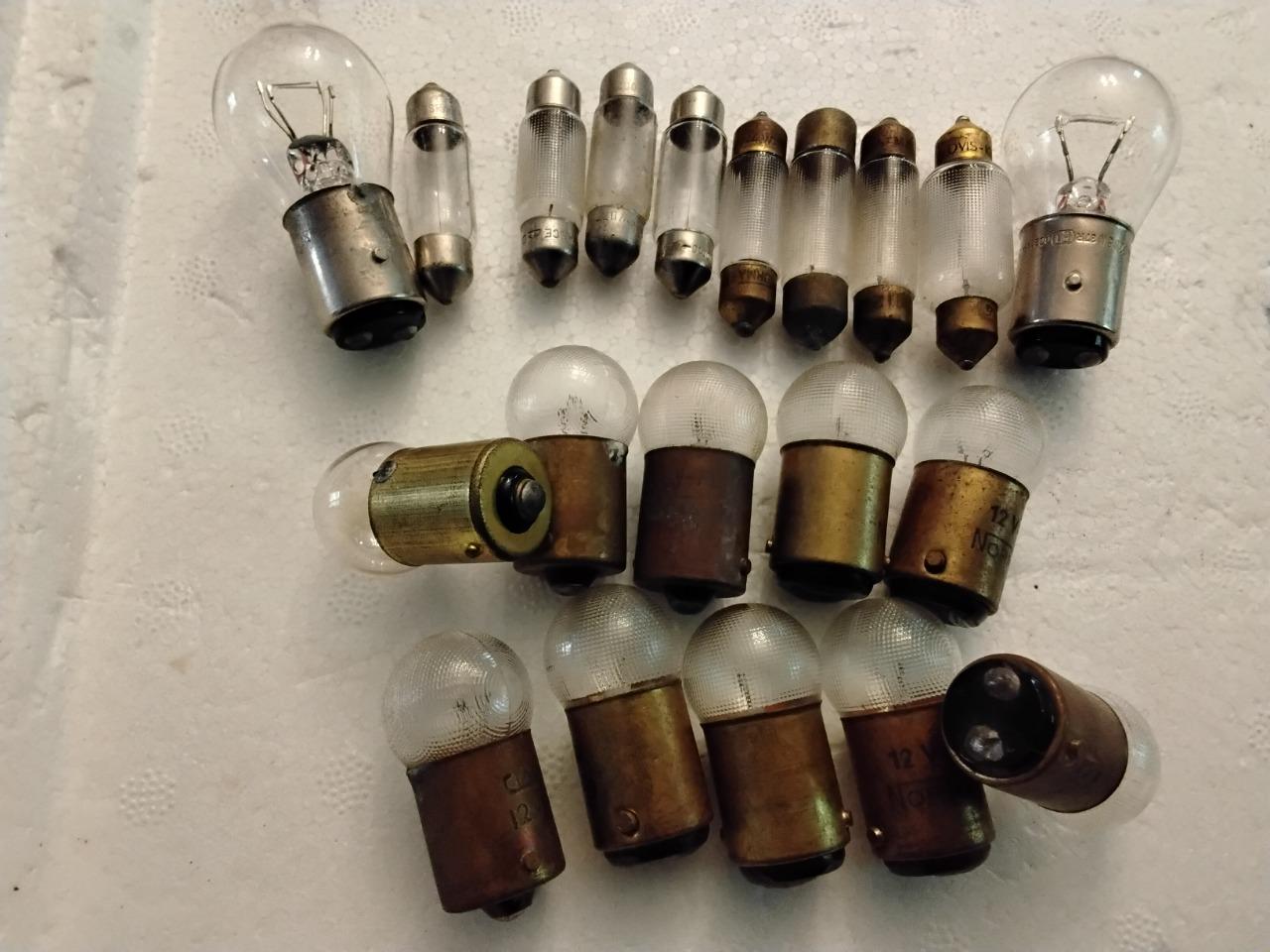 Lot Lampes autos variees anciennes LesAnciennes.com