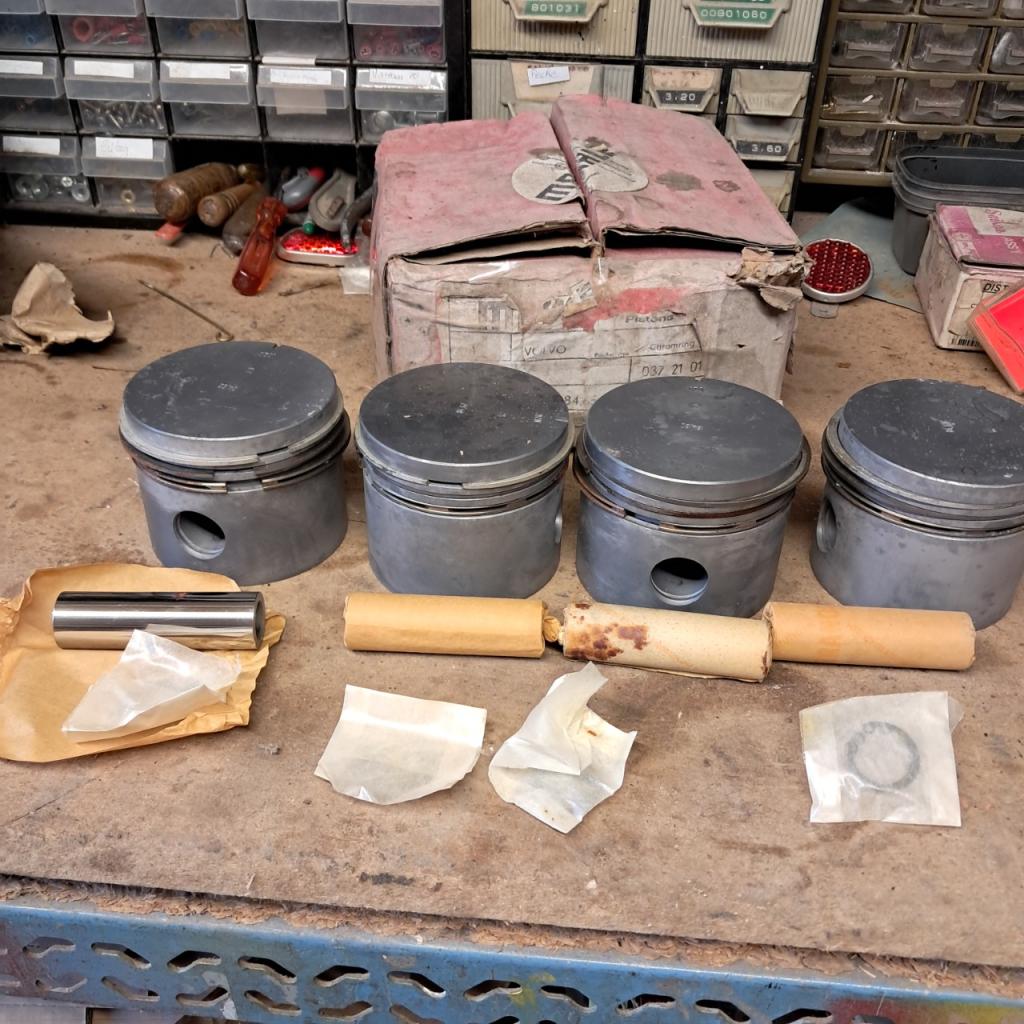 Jeu Pistons 84,65 mm VOLVO 140 p121/122 neufs LesAnciennes.com