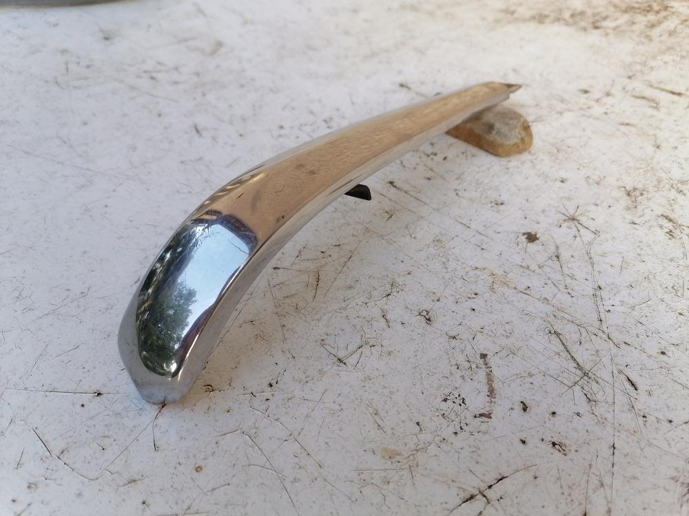 Enjoliveur de capot PEUGEOT 403 LesAnciennes.com