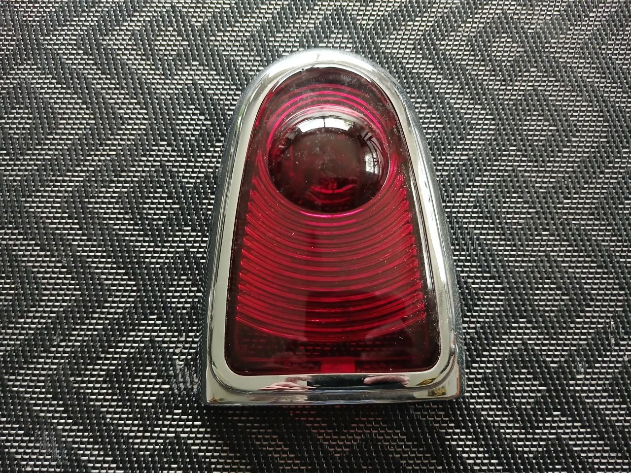 Couvercle supérieur de feu arrière PEUGEOT 403 LesAnciennes.com