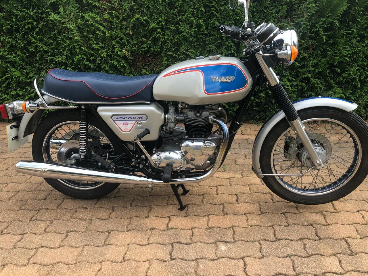 TRIUMPH Bonneville T140 Silver 750 jubilee - 1977 LesAnciennes.com