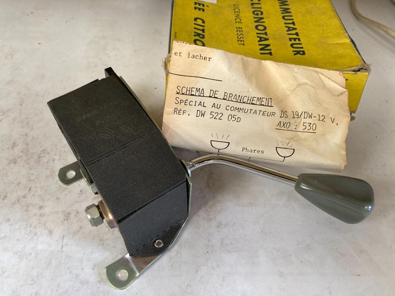 Commodo 6V AXO 570 CITROEN DS Ami6 LesAnciennes.com