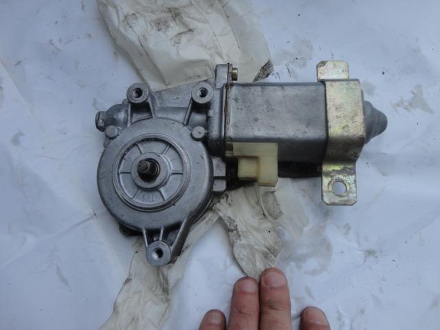 Moteur lève vitre droit Ferrari Testarossa LesAnciennes.com