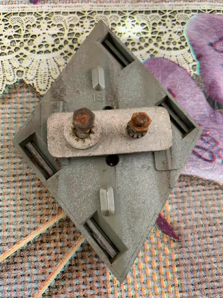 Insigne RENAULT 4L (R4L) LesAnciennes.com