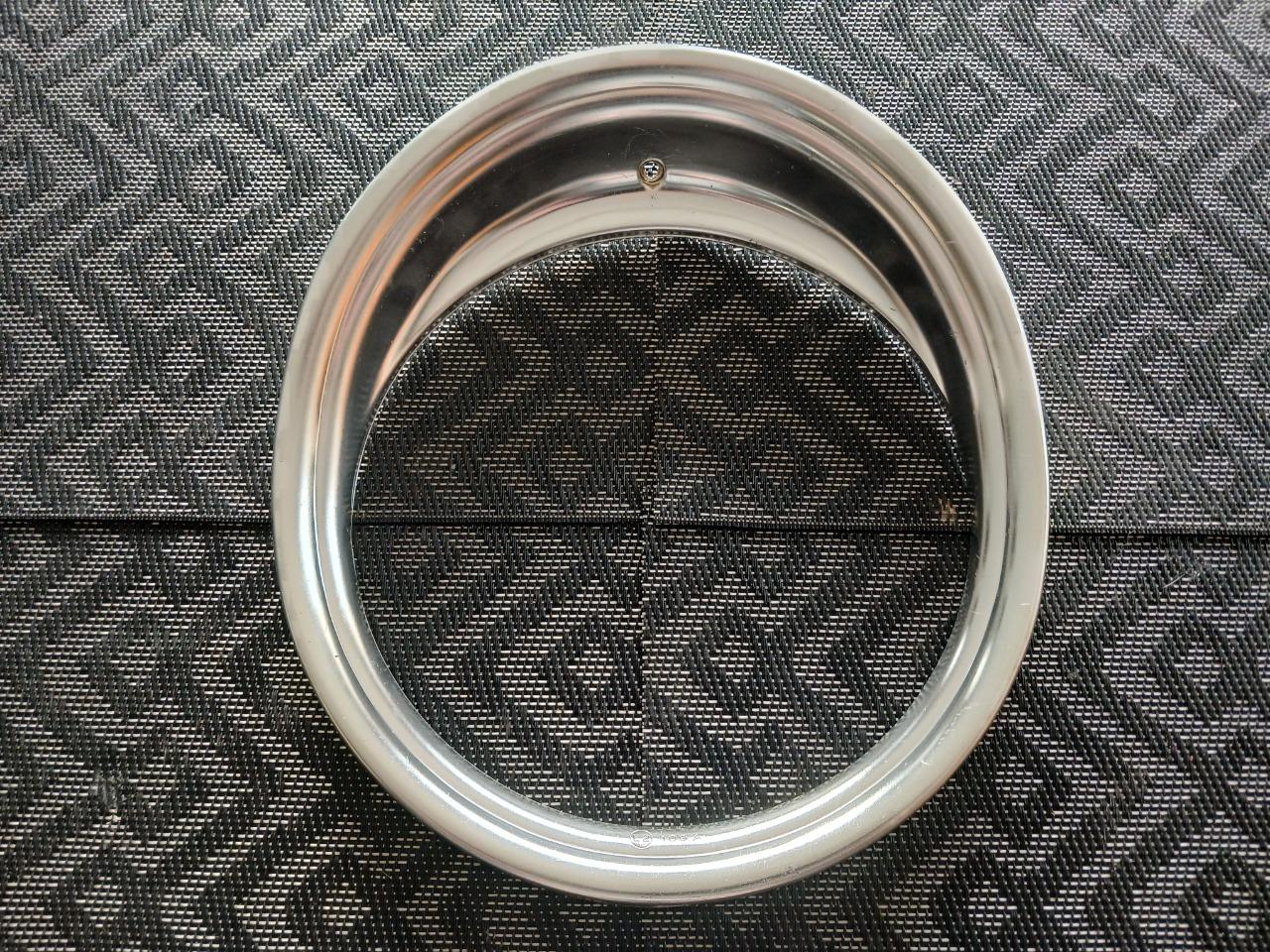 Cerclage de phare SIMCA Aronde P60 LesAnciennes.com