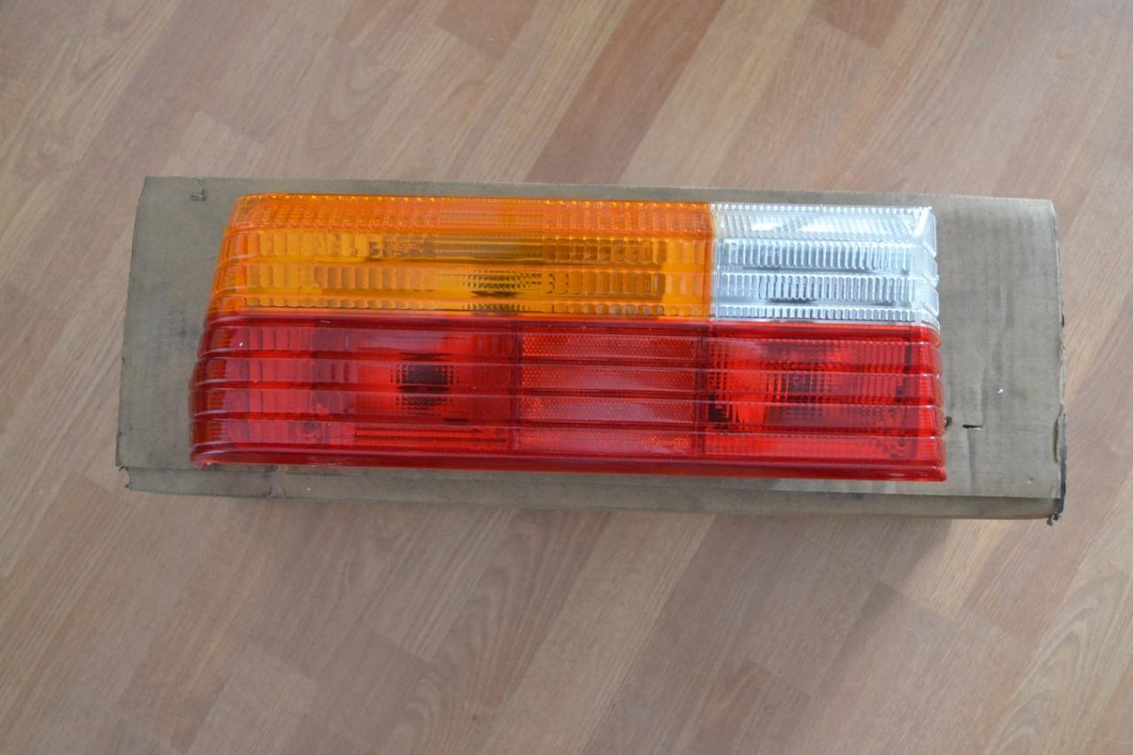 Feu AR G PEUGEOT 305 Berline av 06/1982, neuf LesAnciennes.com