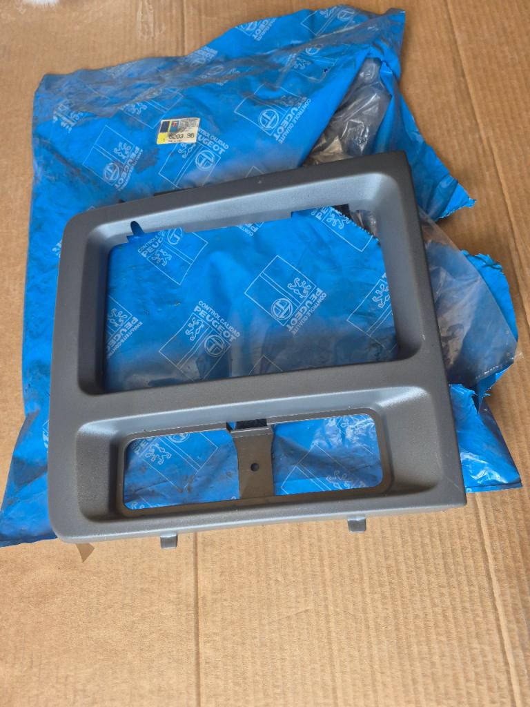 Enjoliveur de Phare D Peugeot J5 LesAnciennes.com