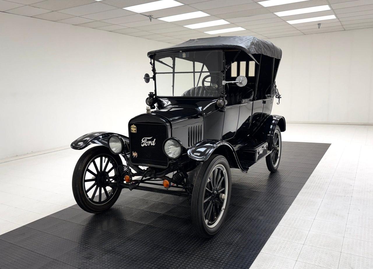 1919 Ford Model T Touring Sedan LesAnciennes.com