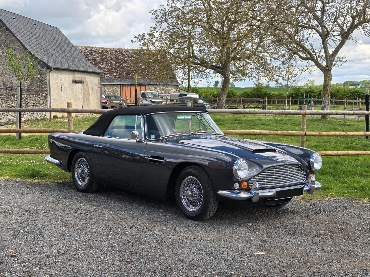 ASTON MARTIN DB4 CONVERTIBLE - 1961 LesAnciennes.com