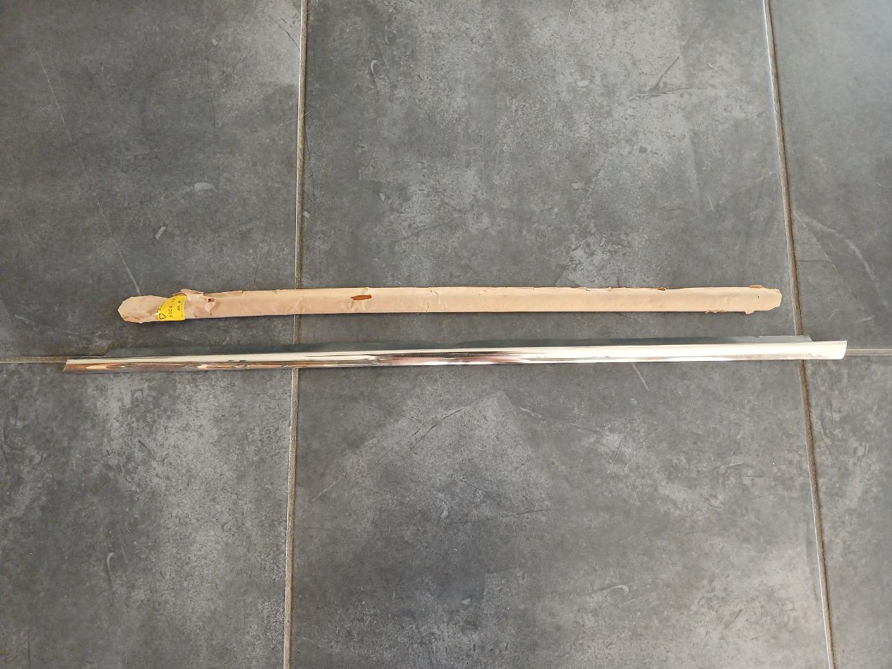 Lèche vitre avant gauche PEUGEOT 204 304 LesAnciennes.com