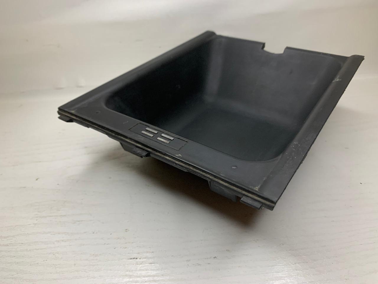 Cuvette d’accoudoir BMW E39-51.16.8.196.967 LesAnciennes.com