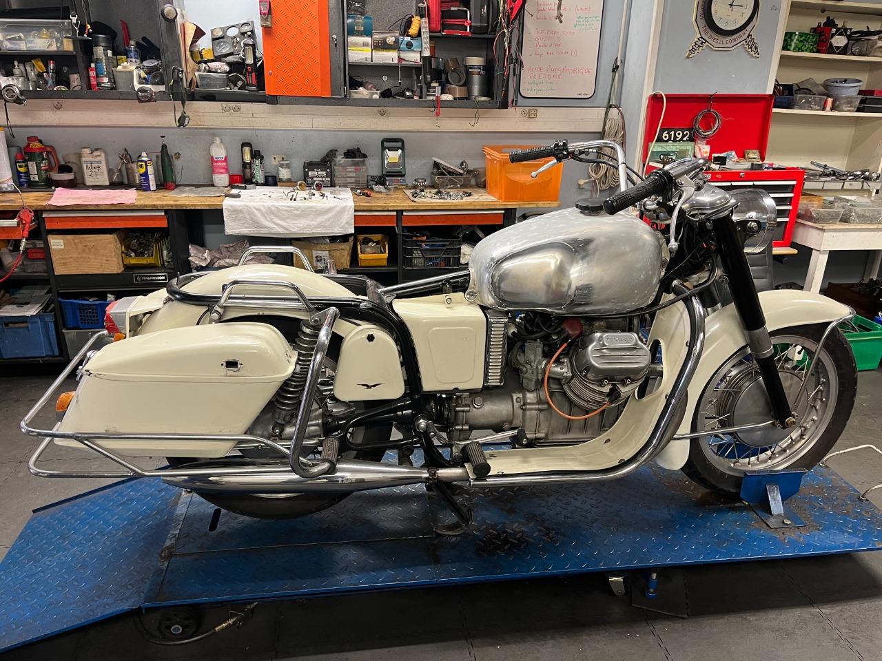 MOTO GUZZI V7 - 1969 LesAnciennes.com