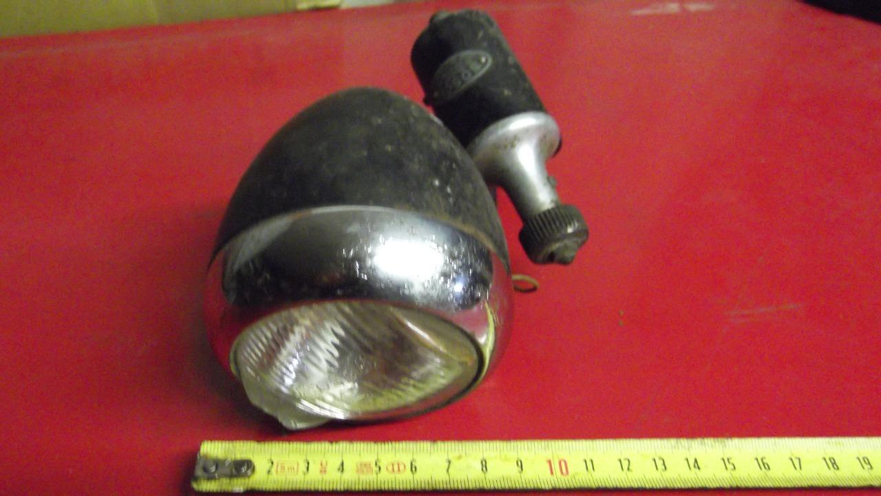 Phare vélo, cyclomoteur ou petite moto. LesAnciennes.com