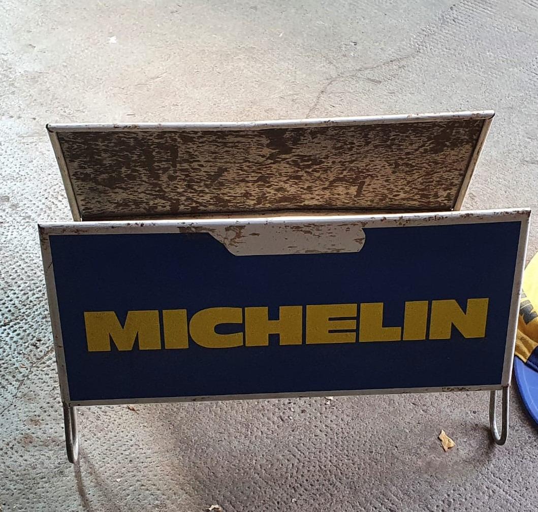 Porte pneu d' exposition Michelin LesAnciennes.com
