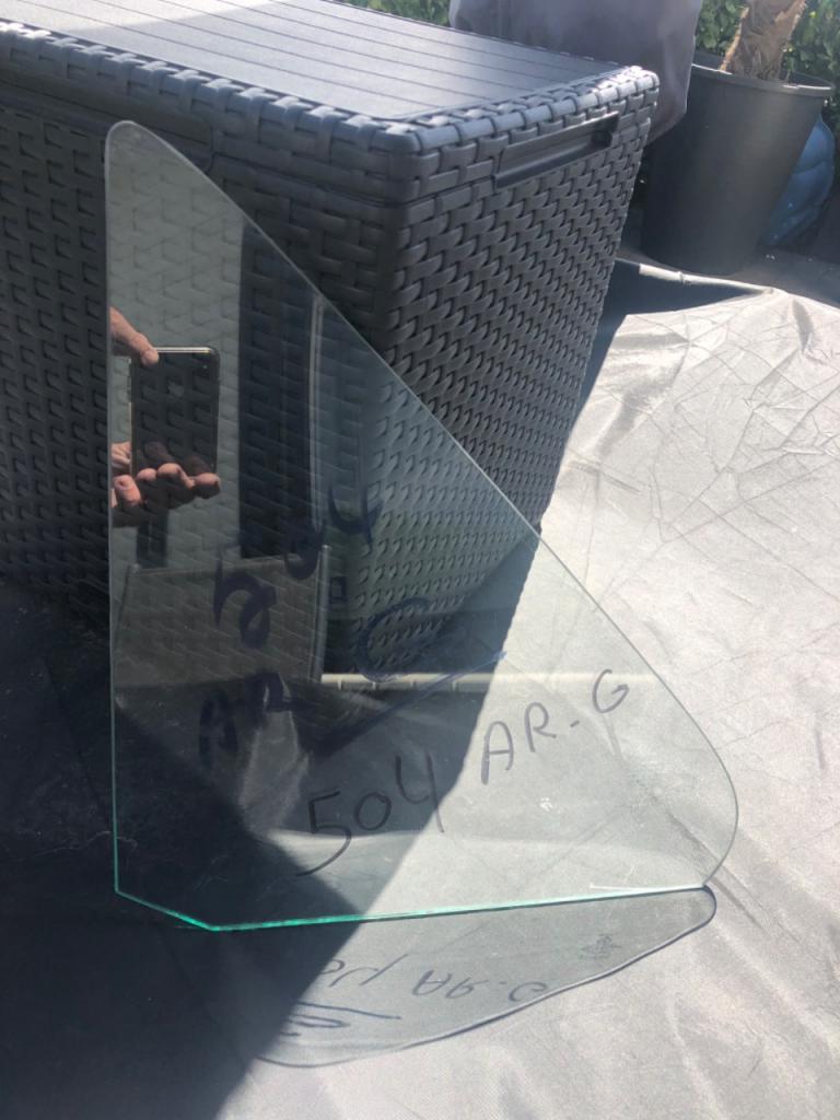 Vitre arrière gauche PEUGEOT 504 LesAnciennes.com