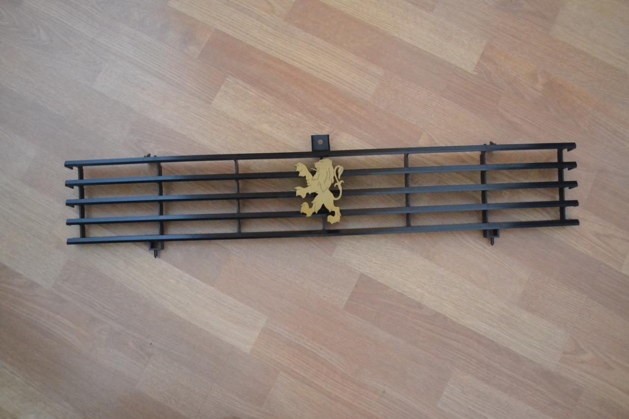 Calandre, lion plastique or, PEUGEOT 104, neuve LesAnciennes.com