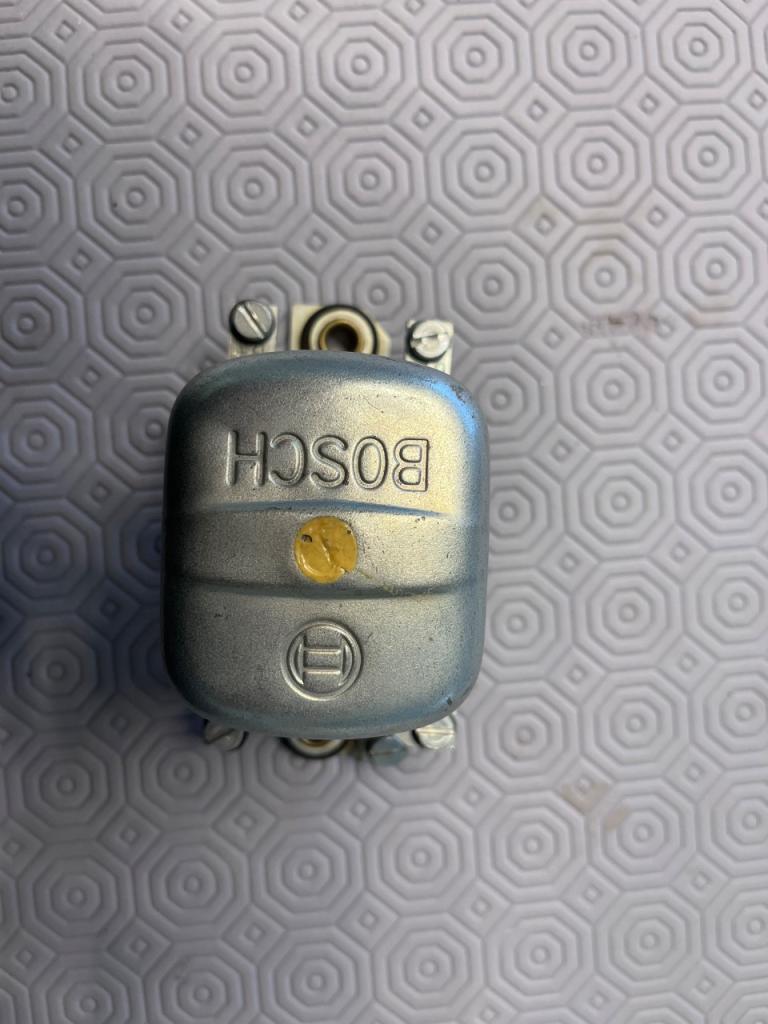 Régulateur Dynamo BOSCH 12v LesAnciennes.com