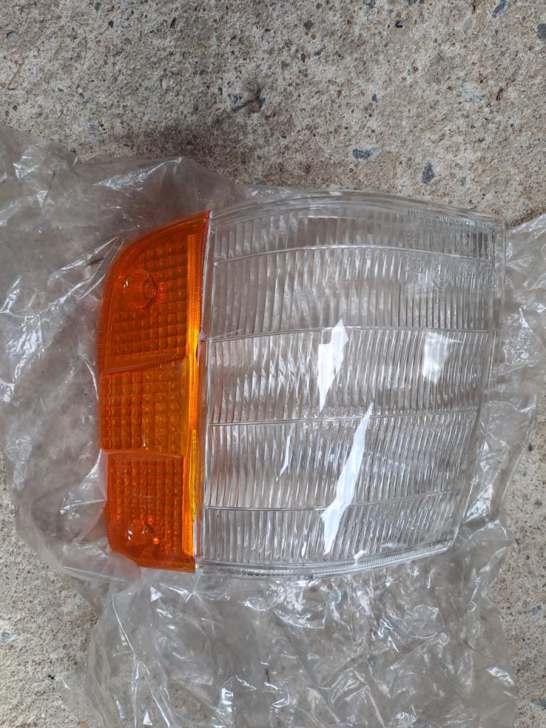 Cabochon MAZDA 323 LesAnciennes.com