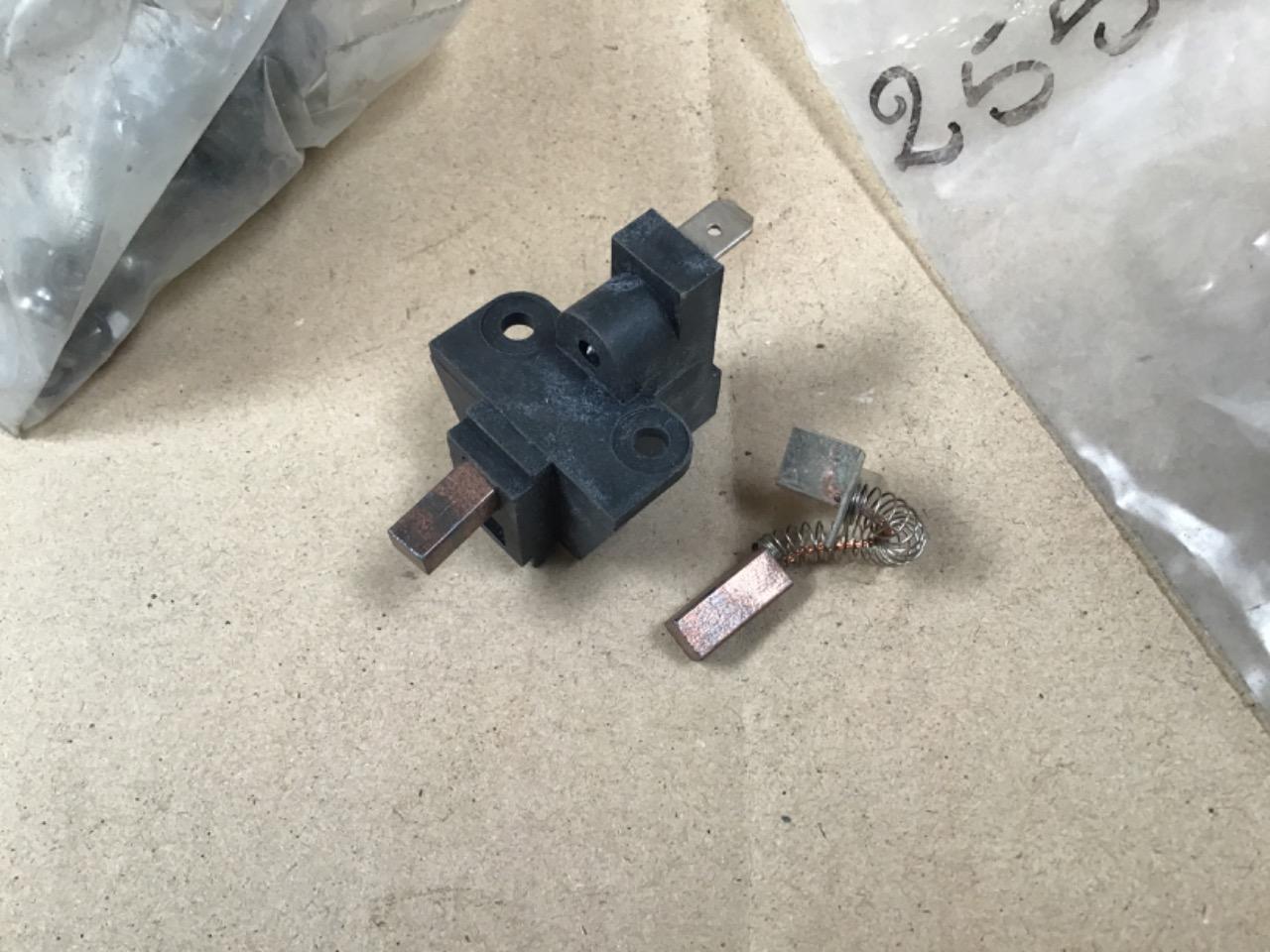 PORTE BALAIS ALTERNATEUR CITROEN DS/CX/GS/AMI8 LesAnciennes.com