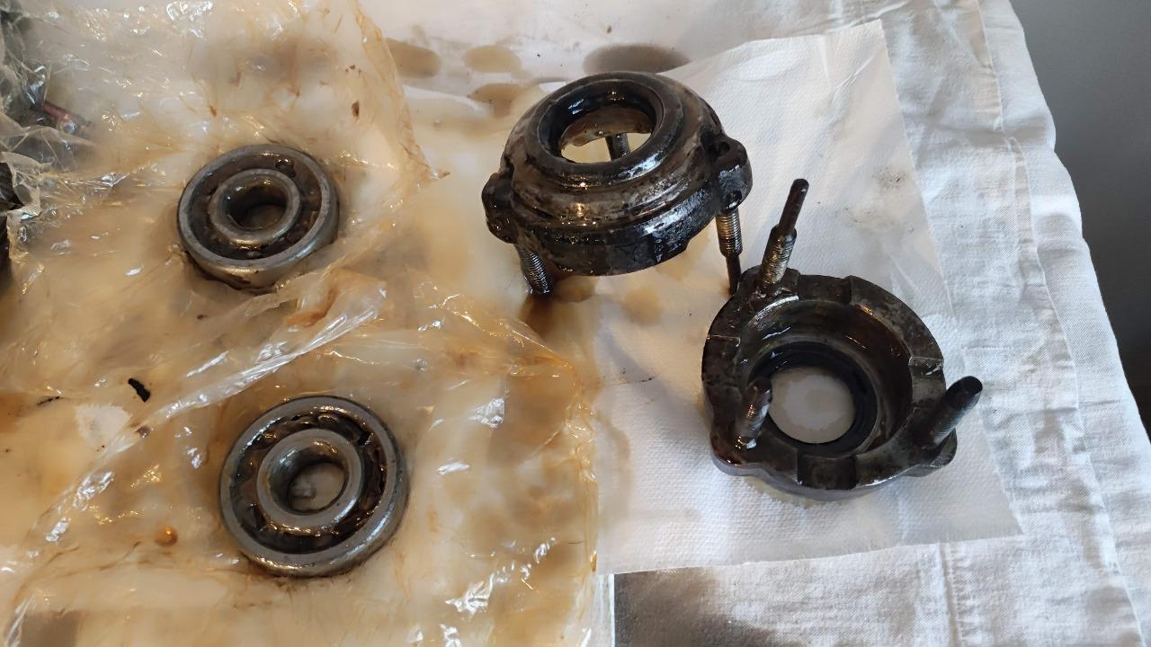 Cage roulement train AR Alpine A110 LesAnciennes.com