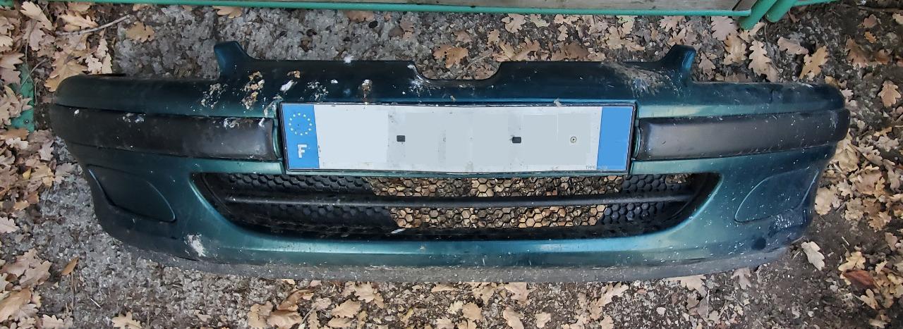 Pare chocs avant PEUGEOT 106 en très bon état LesAnciennes.com