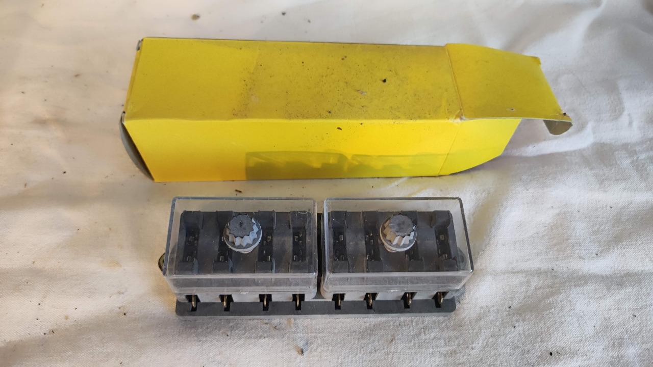 Porte fusibles Alpine A110 - 4 LesAnciennes.com