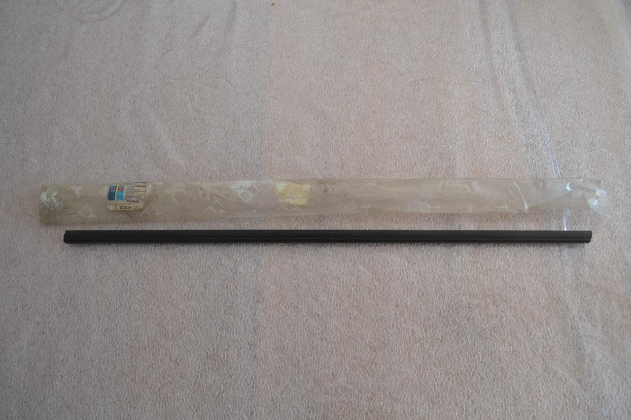 Joint vitre DT - G PEUGEOT J7, neuf LesAnciennes.com