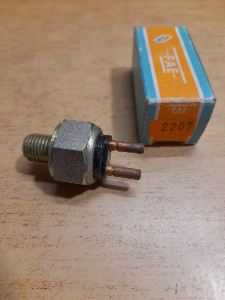 Contacteur feux stop Simca 1000 1100 1200 Panhard LesAnciennes.com